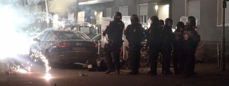 Die Statistik zu Gewalt gegen Polizeibeamte zeigt: Mehr als 83 Prozent der Tatverdächtigen sind männlich. (Symbolbild) - Foto: Julius-Christian Schreiner/TNN/dpa