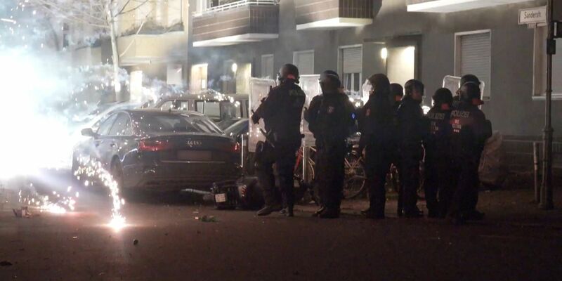 Nach Angriffen auf Einsatzkräfte in der Silvesternacht beginnt die Diskussion um Konsequenzen. - Foto: Julius-Christian Schreiner/TNN/dpa