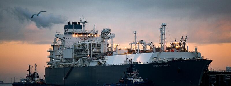 Das Spezialschiff «Höegh Esperanza» in Wilhelmshaven. Es dient als Plattform, um Flüssigerdgas (LNG) anzulanden und zu regasifizieren. - Foto: Sina Schuldt/dpa
