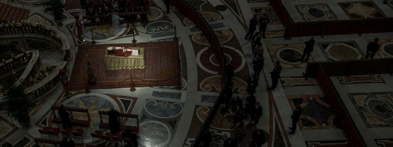 Benedikt XVI. wird im Petersdom öffentlich aufgebahrt. - Foto: Michael Kappeler/dpa