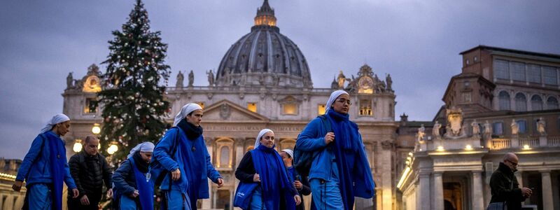 In der Morgendämmerung sind diese Nonnen zum Petersdom gekommen, um von Benedikt XVI. Abschied zu nehmen. - Foto: Ben Curtis/AP/dpa