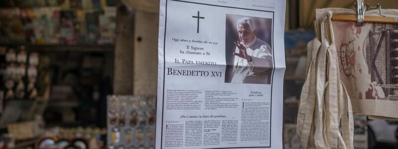 Die Titelseite der amtlichen Vatikanzeitung «L’Osservatore Romano». - Foto: Michael Kappeler/dpa