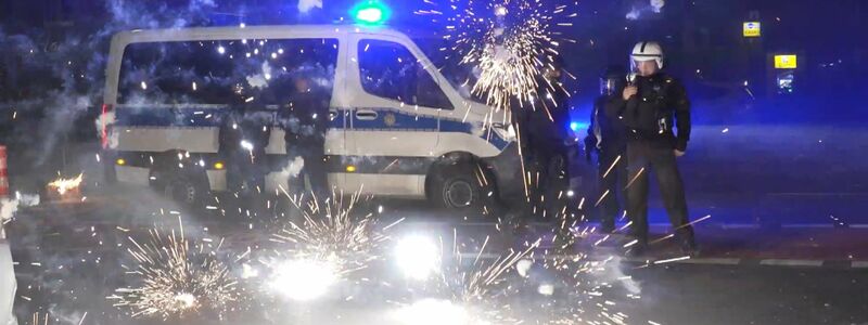 Nach der Silvesternacht mit vielen Böllerschäden und Gewalt werden Rufe nach Konsequenzen lauter. (Archivbild) - Foto: Julius-Christian Schreiner/TNN/dpa