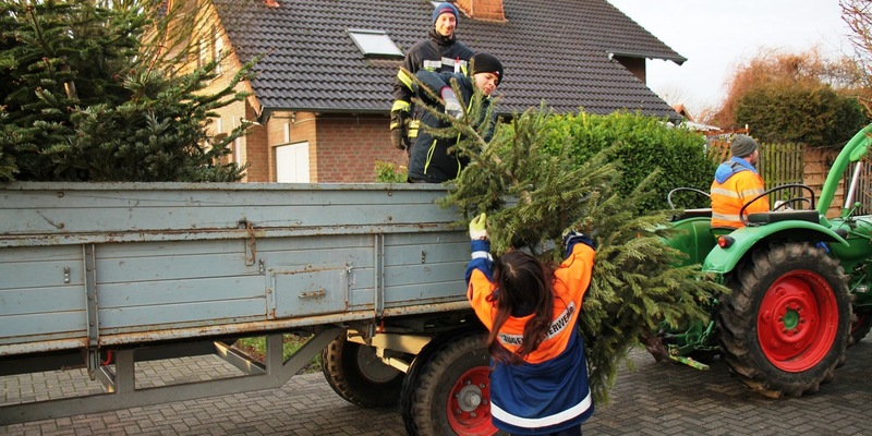 FW Gangelt: Abholung der Weihnachtsbäume durch die Jugendfeuerwehr - Foto: presseportal.de