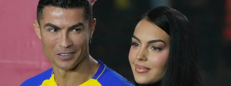 Cristiano Ronaldo und Georgina Rodriguez bei der offiziellen Vorstellung beim Fußballverein Al Nassr. - Foto: Amr Nabil/AP/dpa
