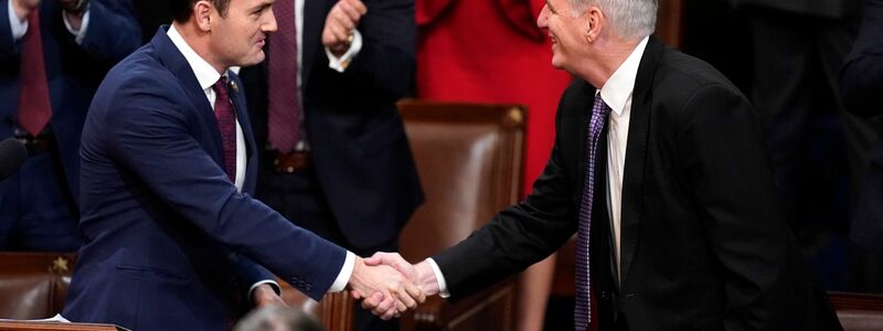Er hat sein Lachen noch nicht ganz verloren: Kevin McCarthy (r) wird im Plenarsaal des US-Repräsentantenhauses vom Abgeordneten Mike Gallagher begrüßt. - Foto: Alex Brandon/AP/dpa