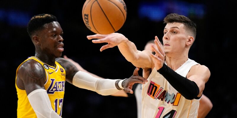 Seit dieser Saison für die Toronto Raptors im Basketball-Dienst: Dennis Schröder (M.). - Foto: Mark J. Terrill/AP/dpa