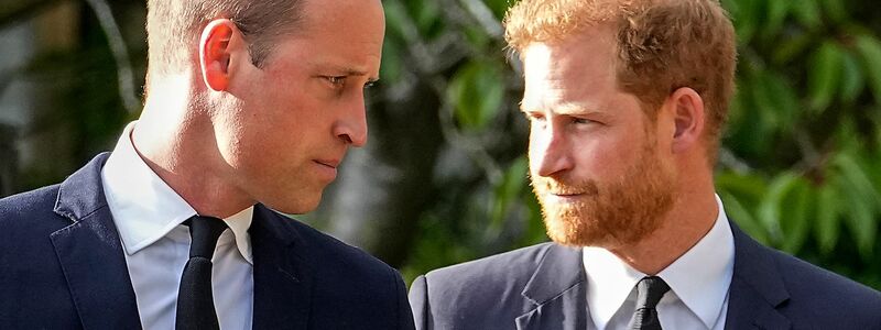 Prinz William (l) und Prinz Harry nach dem Tod ihrer Großmutter, Königin Elizabeth II. Die Beziehung der beiden Brüder scheint äußerst angespannt zu sein. - Foto: Martin Meissner/AP/dpa