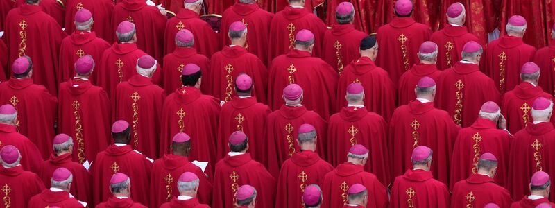 Kirchliche Würdenträger aus aller Welt sind nach Rom gereist. - Foto: Ben Curtis/AP/dpa