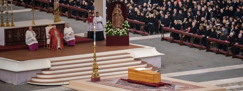 Papst Franziskus hält das Reqiuem. - Foto: Michael Kappeler/dpa