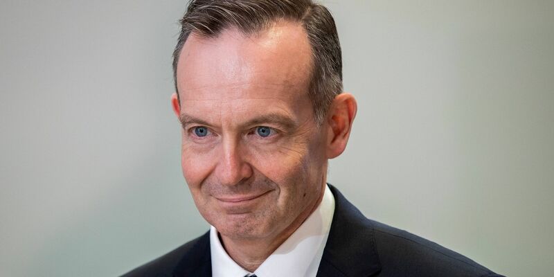 Eine Strecke für fünf Monate zu sperren, sei ein maximaler Eingriff ins Netz. Danach aber könnten die Züge im Regelbetrieb über Jahrzehnte pünktlich fahren, so Wissing. - Foto: Carsten Koall/dpa