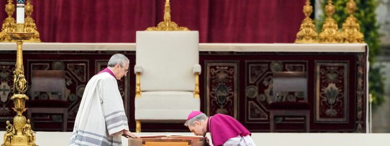 Georg Gänswein (r) ist Kurienerzbischof und war viele Jahre Privatsekretär von Benedikt XVI. - Foto: Alessandra Tarantino/AP/dpa