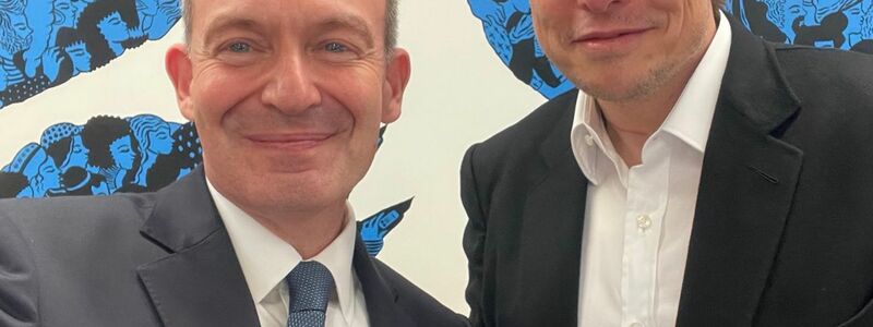 Bundesverkehrsminister Volker Wissing (l) und Twitter-Mehrheitseigner Elon Musk posieren für ein Selfie in San Francisco. - Foto: Volker Wissing/BMDV/dpa