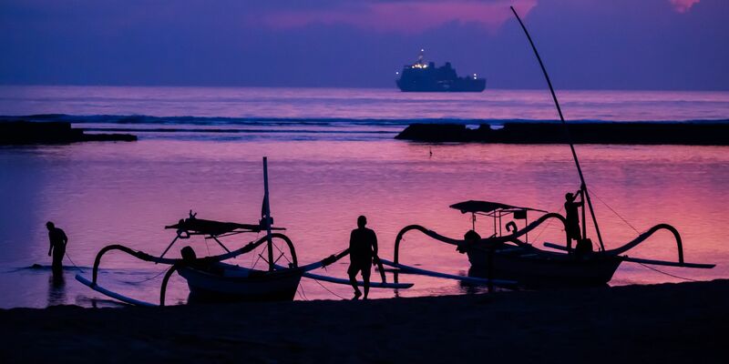 Am Strand von Nusa Dua geht die Sonne auf. - Foto: Christoph Soeder/dpa