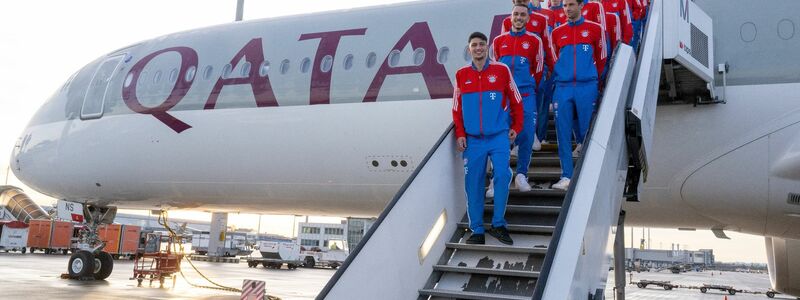 Das Team des FC Bayern vor dem Abflug nach Katar. - Foto: Peter Kneffel/dpa