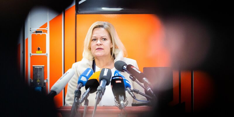 Das Innenministerium von Nancy Faeser hat einen Vorschlag vorgelegt, nach dem Clan-Angehörige möglicherweise schneller abgeschoben werden können. - Foto: Christoph Soeder/dpa