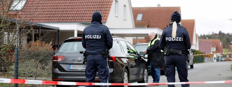 Polizisten vor einem Haus in Wiesendorf.  Ein 14-jähriges Mädchen wurde in dem Ort nahe Erlangen getötet. - Foto: Daniel Löb/dpa