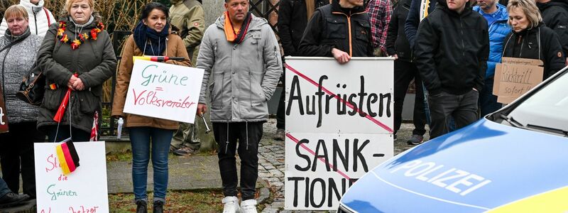 Protest gegen die Politik der Grünen beim Besuch von Annalena Baerbock. - Foto: Jens Kalaene/dpa