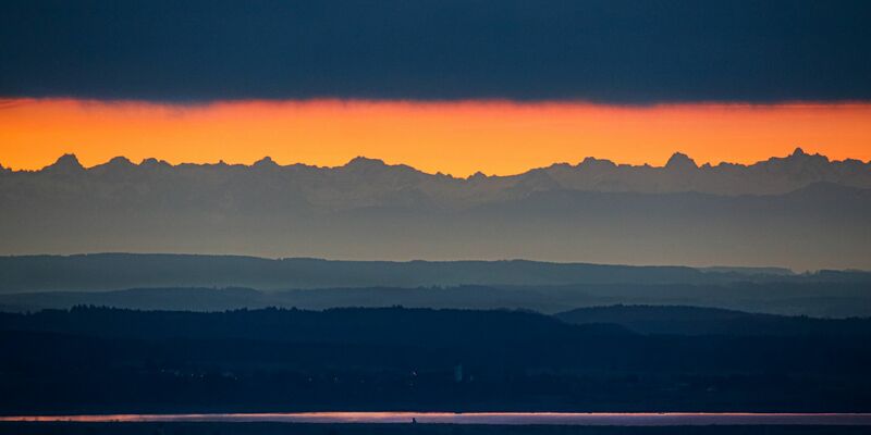 Föhnwetterlage mit Alpensicht in Uttenweiler in Baden-Württemberg. - Foto: Thomas Warnack/dpa