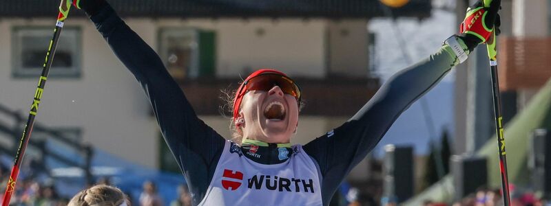 Katharina Hennig jubelt über ihren ersten Sieg in einem Weltcup-Rennen. - Foto: Alessandro Trovati/AP/dpa