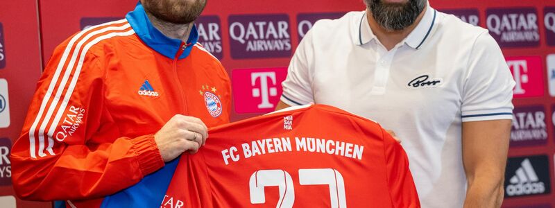 Bayern Münchens Sportvorstand Hasan Salihamidzic und Neuzugang Daley Blind (l). - Foto: Peter Kneffel/dpa