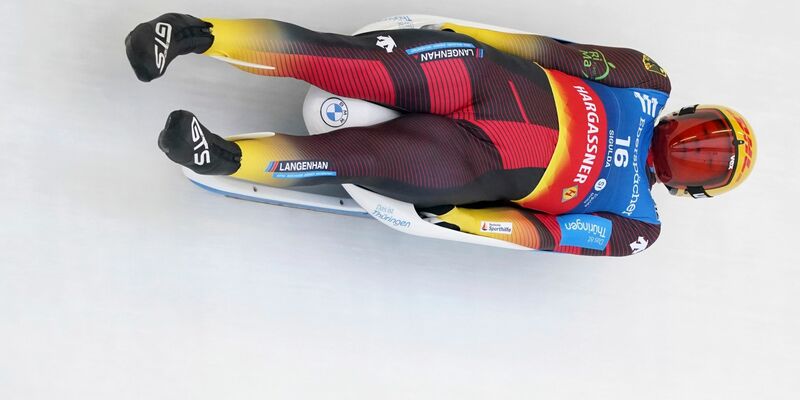 Ist vor den letzten beiden Rennen von der Spitze der Gesamtwertung nicht mehr zu verdrängen: Rennrodler Max Langenhan. - Foto: Roman Koksarov/AP/dpa