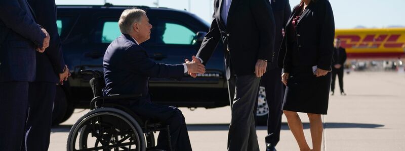 US-Präsident Joe Biden (Mitte r) trifft Greg Abbott, Gouverneur von Texas. - Foto: Andrew Harnik/AP/dpa