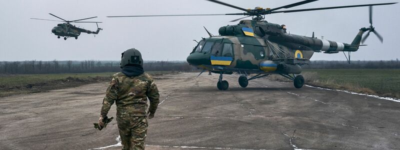 Ein ukrainischer Militärflugplatz in Cherson nahe der Frontlinie. - Foto: Libkos/AP/dpa