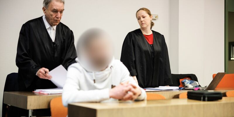 Der Angeklagte (m.) ist vom Landgericht München zu einer Haftstrafe verurteilt worden. - Foto: Matthias Balk/dpa