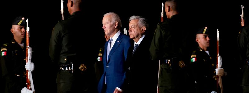 Joe Biden (M,l-r), Präsident der USA, wird von Andres Manuel Lopez Obrador, Präsident von Mexiko, mit militärische Ehren bei seiner Ankunft am internationalen Flughafen begrüßt. - Foto: Andrew Harnik/AP/dpa