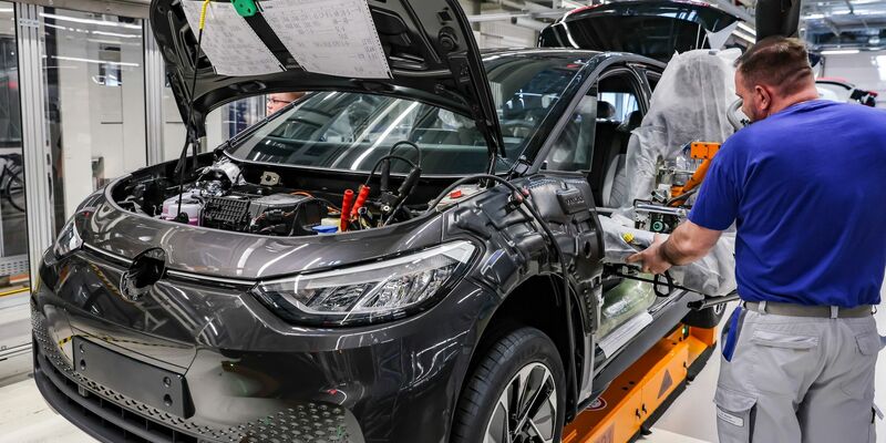 Lediglich 12,9 Prozent der im Juli neu zugelassenen Autos in Deutschland waren Elektrofahrzeuge. (Archivbild) - Foto: Jan Woitas/dpa