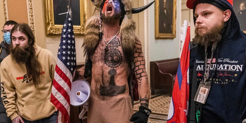 Der vom früheren US-Präsidenten Donald Trump angeheizte Sturm auf das Kapitol in Washington 2021. Die Allianz fürchtet, dass es in diesem Jahr sowohl in der EU als auch in den USA zu einer Zunahme der politischen Gewalt kommen könnte. - Foto: Manuel Balce Ceneta/AP/dpa