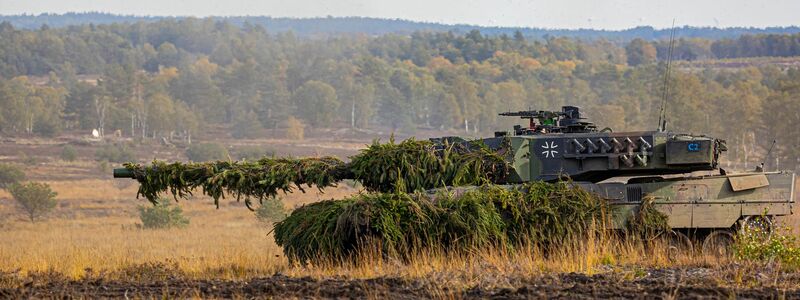 Ein Leopard-2-Panzer der Bundeswehr auf einem Truppenübungsplatz. - Foto: Moritz Frankenberg/dpa