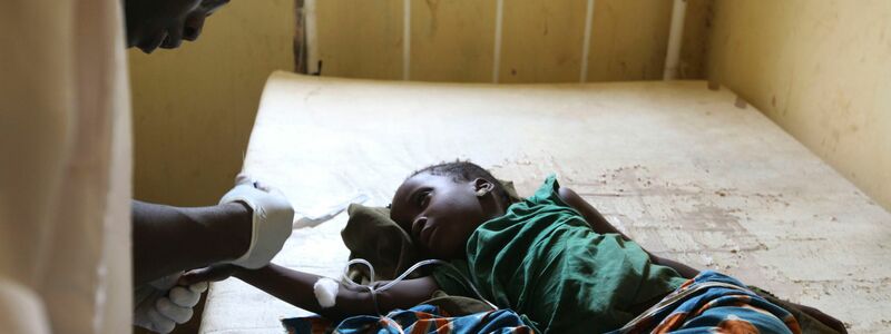 Ein an Cholera erkranktes Kind in einer Dorfklinik in Nigeria. - Foto: Sunday Alamba/AP/dpa