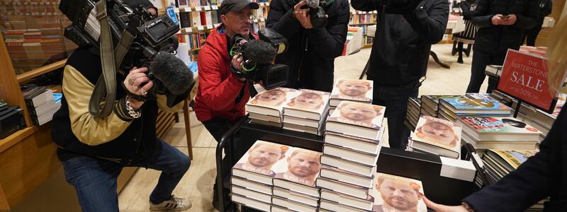 Die englische Ausgabe der Memoiren von Prinz Harry wurde bereits am ersten Tag ihrer Veröffentlichung 1,4 Millionen Mal verkauft. - Foto: James Manning/PA Wire/dpa
