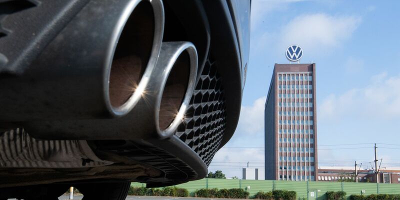 Der Dieselskandal kostete VW bereits Milliarden. Ein Bußgeld wegen Datenschutzverstößen bleibt den Wolfsburger nun aber erspart. (Archivfoto) - Foto: Julian Stratenschulte/dpa