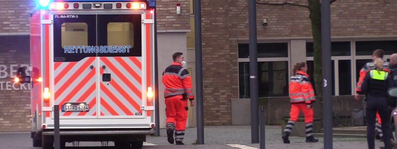 An einem Berufskolleg in Ibbenbüren in Nordrhein-Westfalen soll ein Schüler seine Lehrerin umgebracht haben. - Foto: -/NWM-TV/dpa