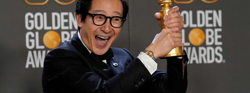 US-Schauspieler Ke Huy Quan hat den Golden Globe als bester Nebendarsteller gewonnen. Der 51-Jährige überzeugte mit seiner Rolle in der Science-Fiction-Komödie «Everything Everywhere All at Once». - Foto: Chris Pizzello/Invision/AP/dpa