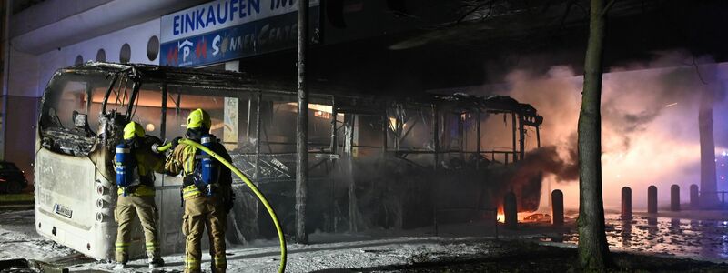 Feuerwehrauto an Silvester in Berlin unterwegs - Foto: Paul Zinken/dpa