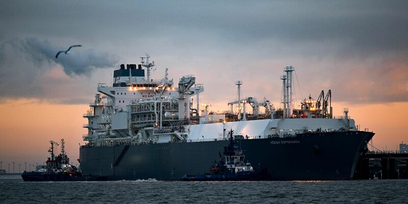 Das LNG-Terminal in Wilhelmshaven ist zum Jahreswechsel 2022/23 in Betrieb genommen worden. (Archivbild) - Foto: Sina Schuldt/dpa
