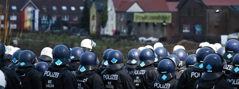 Polizisten am Rande des besetzten Braunkohleorts Lützerath. - Foto: Rolf Vennenbernd/dpa