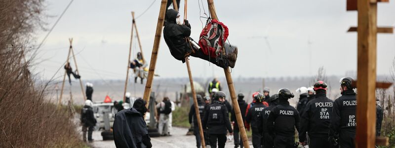 Klimaaktivisten hängen in sogenannten Tripods im besetzten Braunkohleort Lützerath. - Foto: Rolf Vennenbernd/dpa