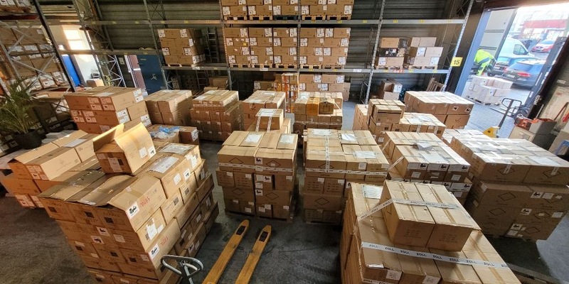 HZA-KA: Zoll kontrolliert Ludwigshafener Nagelstudio/ Mehrere Illegale versuchen zu flüchten - Foto: presseportal.de