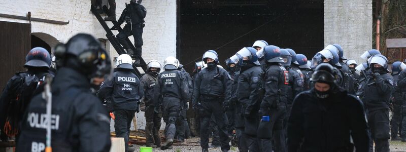 Die Polizei hat sich Zutritt zu einer Scheune im von Klimaaktivisten besetzten Braunkohleort Lützerath verschafft. - Foto: Oliver Berg/dpa