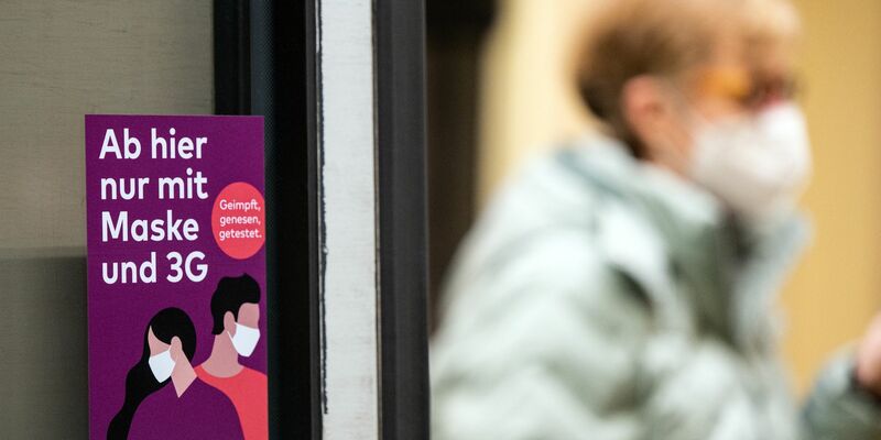 Für die «StopptCOVID-Studie» berücksichtigten die Wissenschaftler mehr als 20 nicht-pharmazeutische Maßnahmen, die zwischen März 2020 und August 2021 verordnet wurden. Dazu zählen etwa die Maskenpflicht, Schulschließungen und Abstandsregelungen. - Foto: Federico Gambarini/dpa