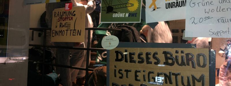 Aus Protest haben rund 30 Aktivisten die Parteizentrale der NRW-Grünen in Düsseldorf besetzt und Plakate aufgehängt. - Foto: Josefine Kaukemüller/dpa