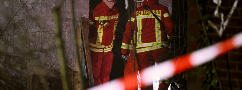 Rettungskräfte beraten vor eine Gebäude, in dem sich Personen in einem Tunnel verschanzt haben. - Foto: David Young/dpa