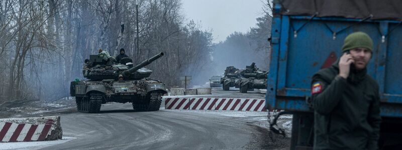 Ukrainische Soldaten an der Front: Laut Selenskyj bereitet das russische Militär derzeit eine Großoffensive vor. - Foto: Evgeniy Maloletka/AP/dpa