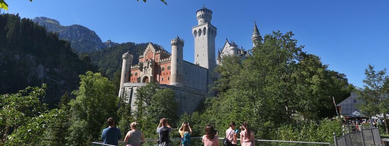 Zu jeder Jahreszeit ein Hingucker: Schloss Neuschwanstein - hier in herbstlicher Landschaft. (Archivbild) - Foto: Karl-Josef Hildenbrand/dpa