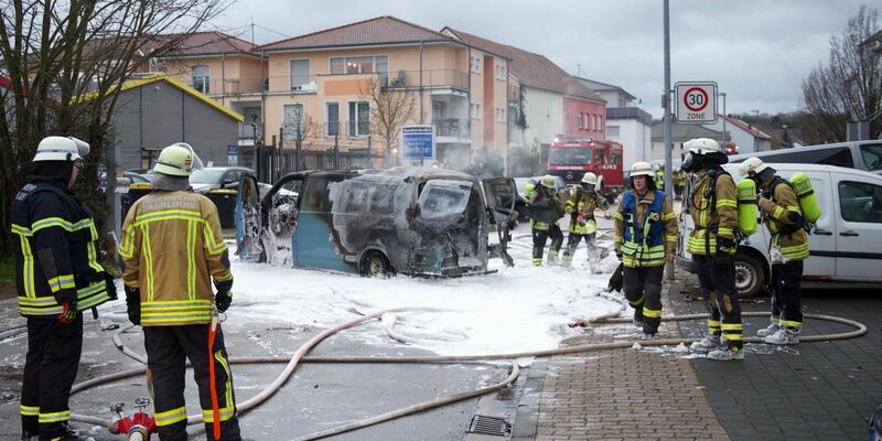 Ein Geldtransporter steht ausgebrannt nach einem Überfall auf einer Straße. - Foto: BeckerBredel/dpa